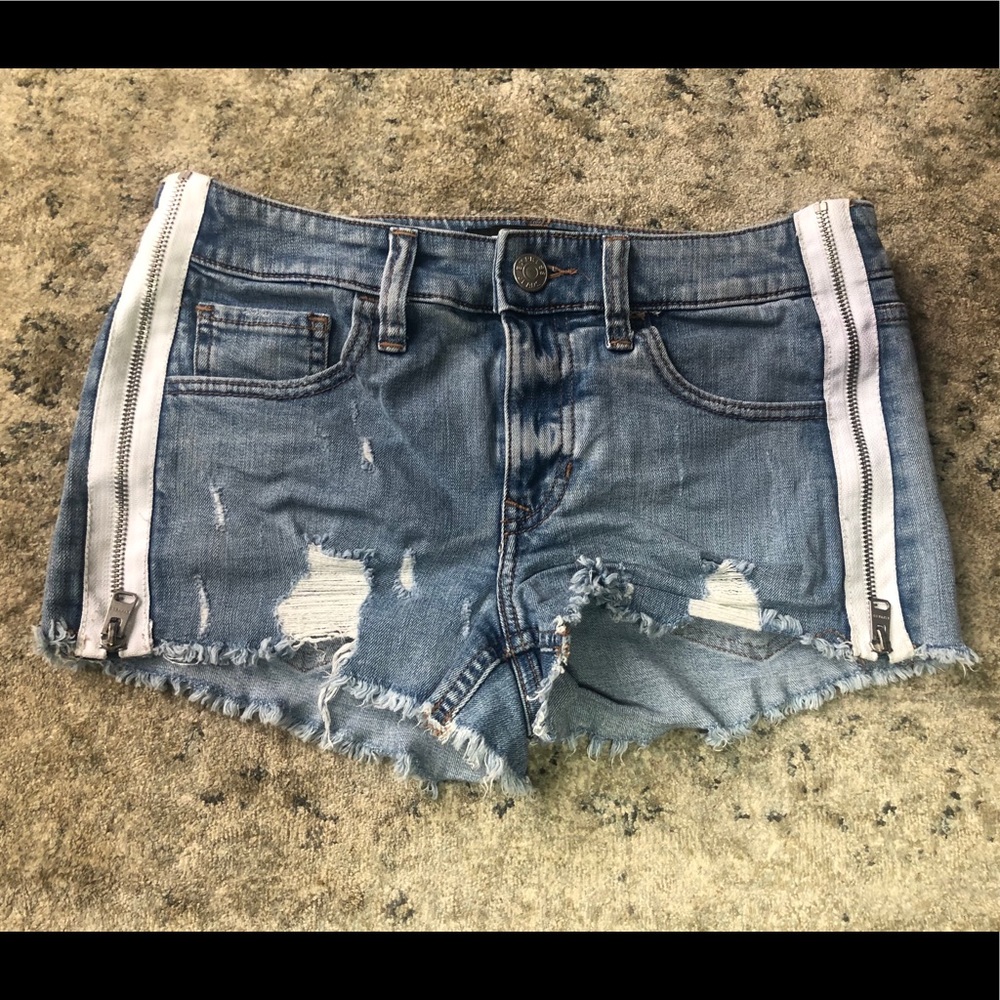 EXPRESS JEAN SHORTS, ZIPPER DETAIL